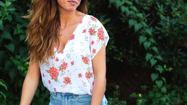 Top con motivos florales rojos