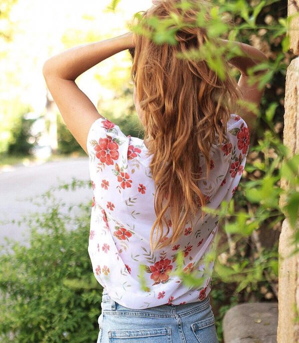Top con motivos florales rojos