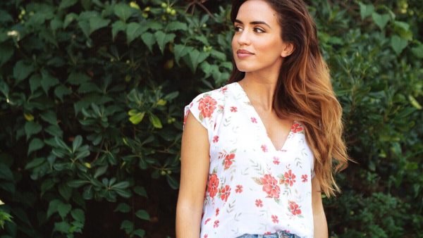 Top con motivos florales rojos