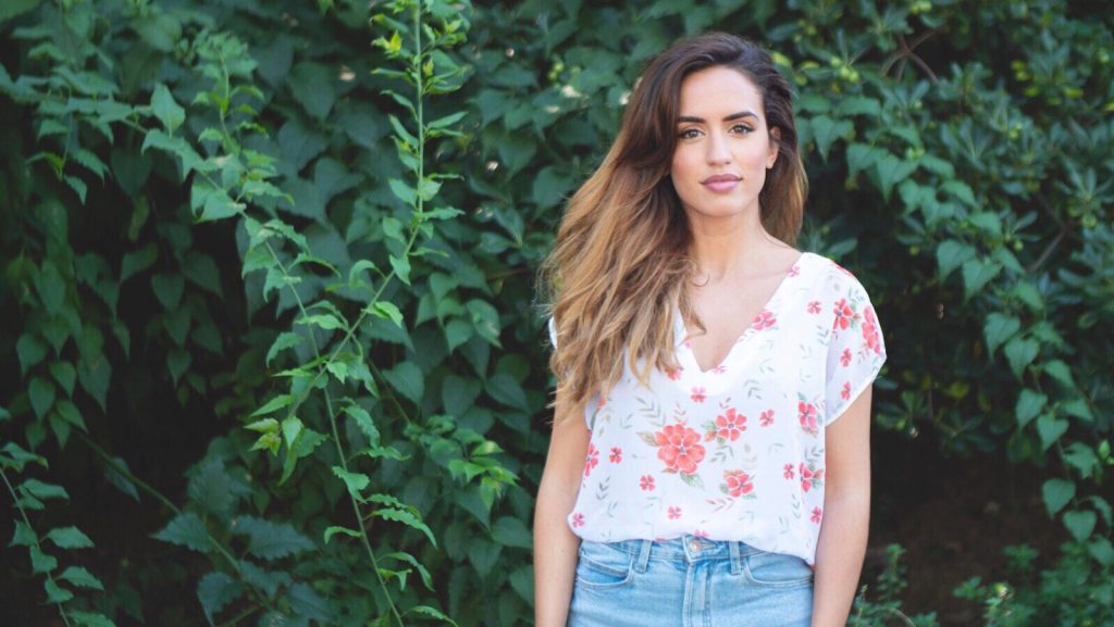 Top con motivos florales rojos