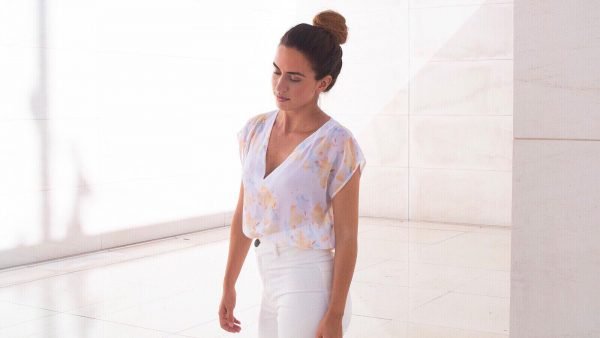 Top con motivos florales amarillos
