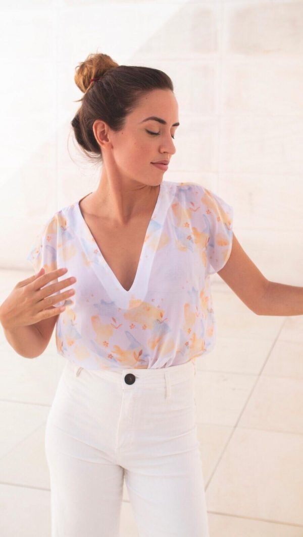 Top con motivos florales amarillos