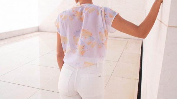 Top con motivos florales amarillos