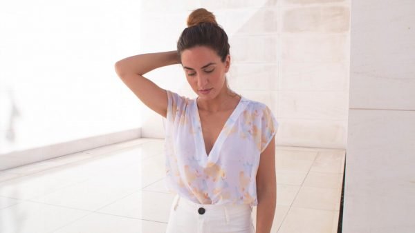 Top con motivos florales amarillos