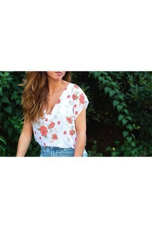 Top amb motius florals vermells